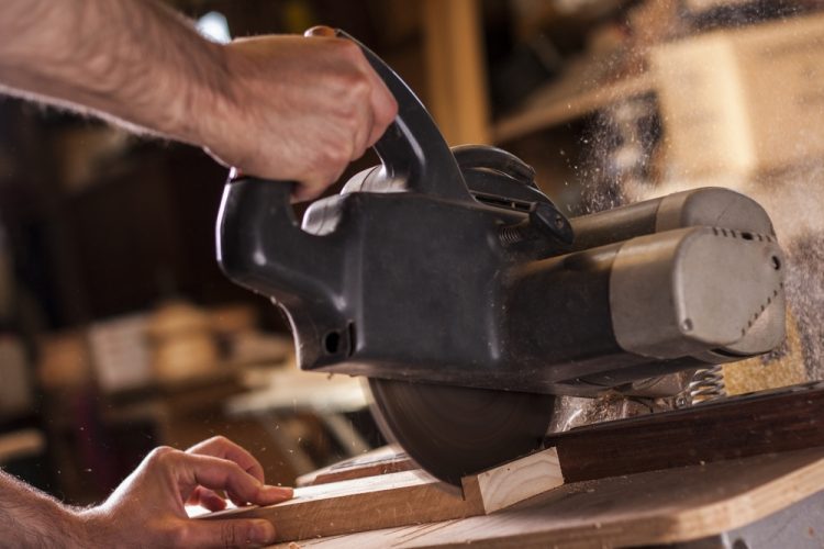 What Does a Miter Saw Do – Pro Sawyers Coming to Your Aid!