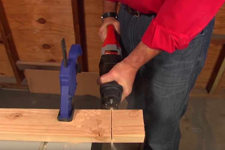 how to cut straight with a reciprocating saw
