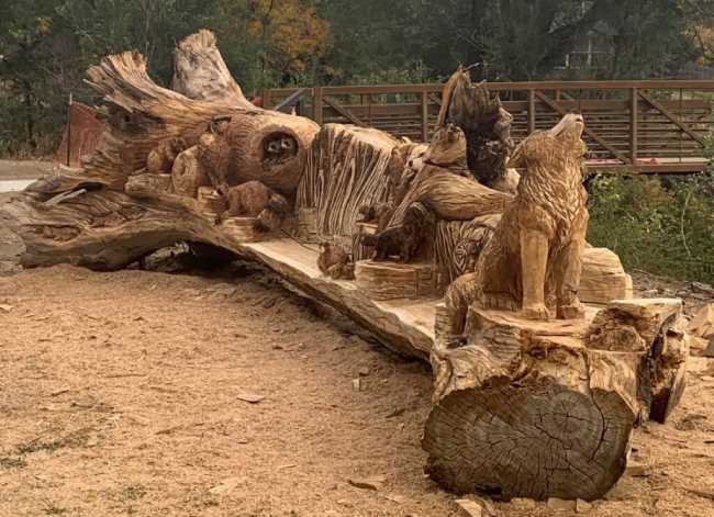 Well detailed chainsaw carvings with multiple subjects