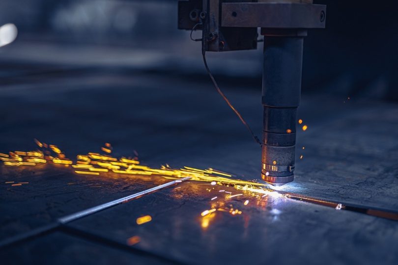 how does a plasma cutter works